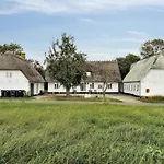 By The Bay A Thatched House Lies So Beautifully Дом отдыха