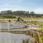By The Bay A Thatched House Lies So Beautifully Дом отдыха