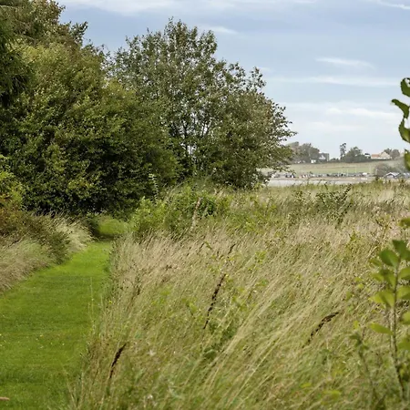 By The Bay A Thatched House Lies So Beautifully Fons