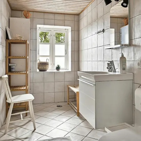 By The Bay A Thatched House Lies So Beautifully Fons