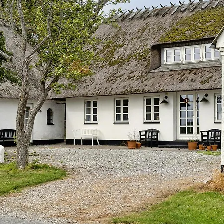 By The Bay A Thatched House Lies So Beautifully Fons