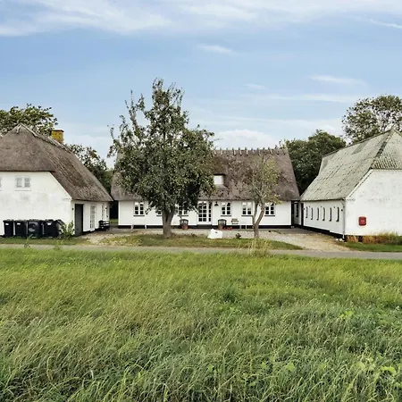 By The Bay A Thatched House Lies So Beautifully Дом отдыха