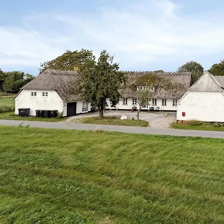 By The Bay A Thatched House Lies So Beautifully Дом отдыха Norre Aby
