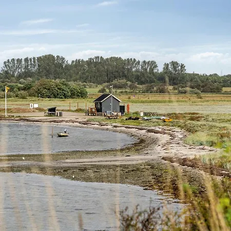 By The Bay A Thatched House Lies So Beautifully Дом отдыха