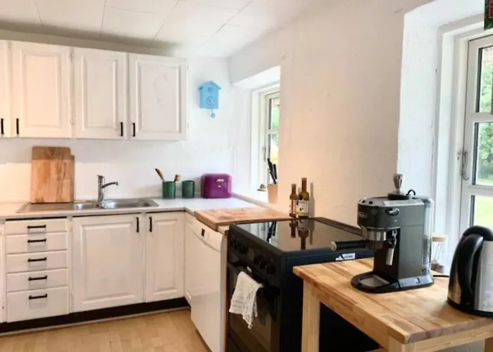 Сasa de vacaciones By The Bay A Thatched House Lies So Beautifully Norre Aby